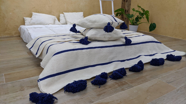 Couverture marocaine à pompons en laine + 2 housses de coussin - KENZA & CO